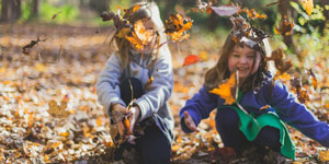 Fillettes qui joue dans les feuilles